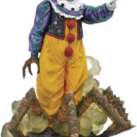 DIAMOND SELECT TOYS Horror Movie Gallery: It 1990 Classic Pennywise PVC Figure, Multicolor, 9"